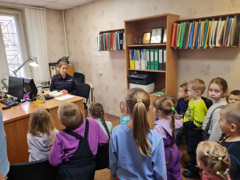 В Оленегорске юные северяне познакомились с сотрудниками полиции, посетив с экскурсией районный отдел внутренних дел