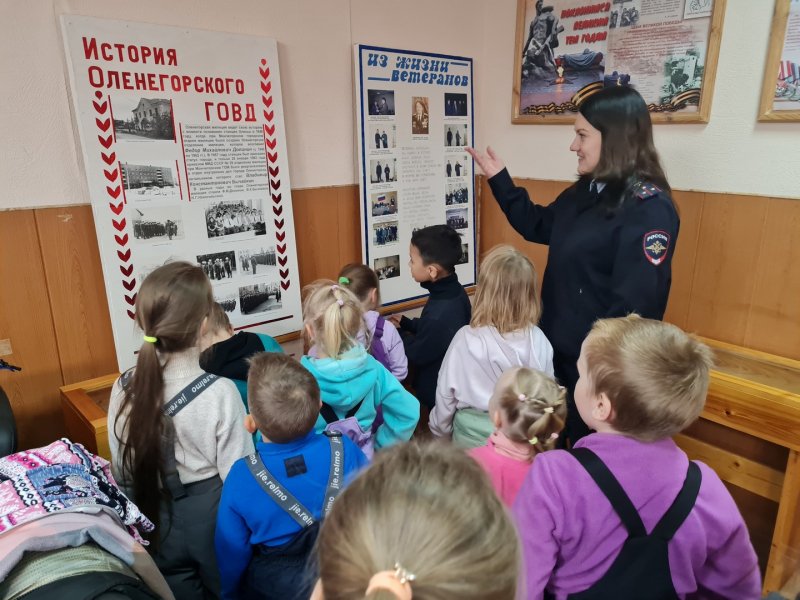 В Оленегорске юные северяне познакомились с сотрудниками полиции, посетив с экскурсией районный отдел внутренних дел